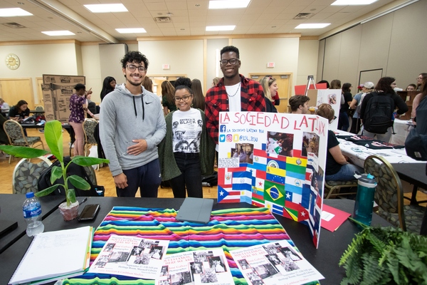 2018.09.12_InvolvementFair_14-600x400.jpg students at involvement fair