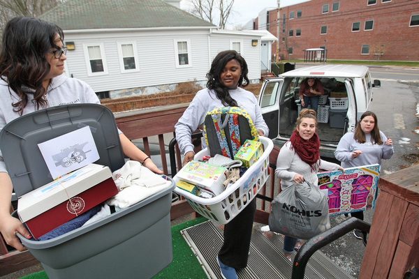 Baskets of Love-600x400.jpg students doing community service