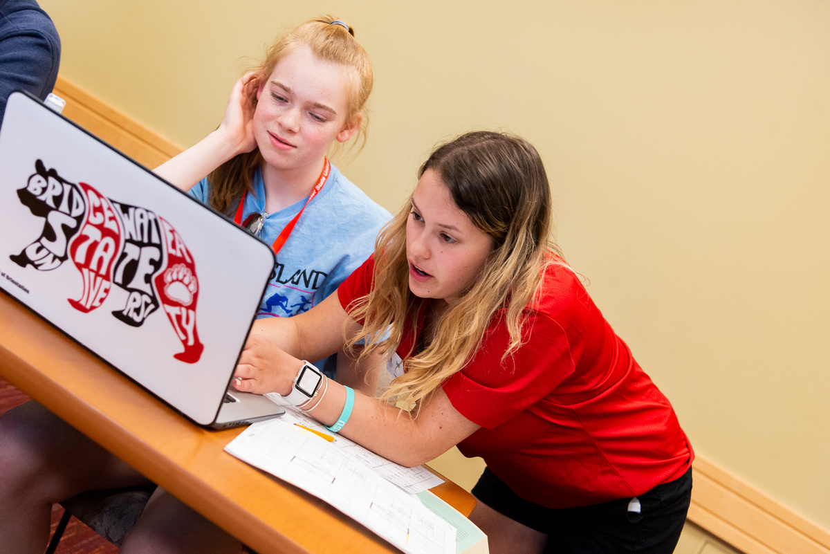 Orientation Leader helping new student on computer