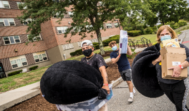 Students and parents move in safely to residence halls