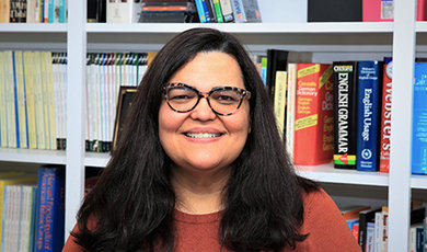 Fernanda Ferreira stands in front of a bookcase.