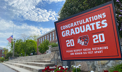 A sign congratulating 2020 graduates