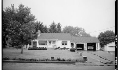 A black and white photo of a ranch house in Altoona, PA in 1989