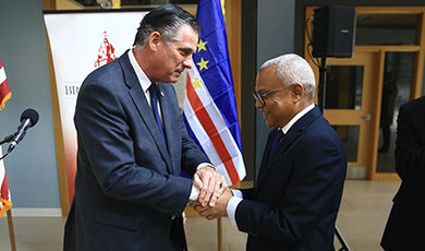 President Clark shakes hands with Cabo Verde's president.