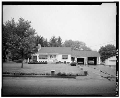 A black and white photo of a ranch house in Altoona, PA in 1989