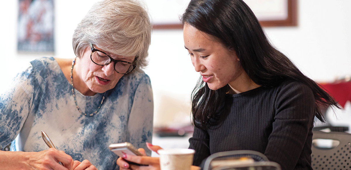 Jaime Reed (facing page, left) and international student Natsumi Koikie take part in a Conversation Partners session.