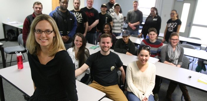 Professor Linnea Carlson with students in Anthropology class