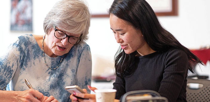 Jaime Reed (facing page, left) and international student Natsumi Koikie take part in a Conversation Partners session.