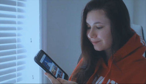 Incoming BSU freshman Annabelle Thomas looking at BSU Mobile App