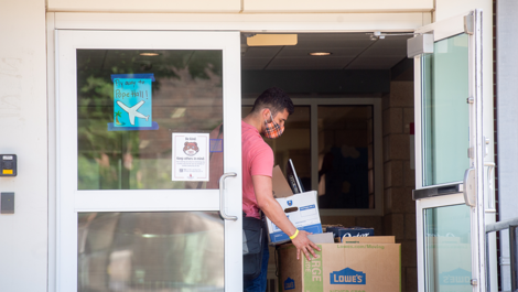 Student moving into residence halls wearing mask
