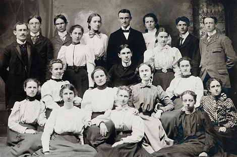 Nahum Leonard poses with his classmates in 1899.