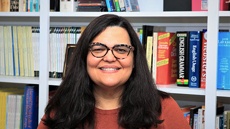 Fernanda Ferreira stands in front of a bookcase.