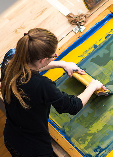 Student in art class